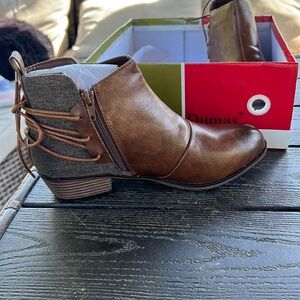 Brown boot with lacing at the back size 7.5